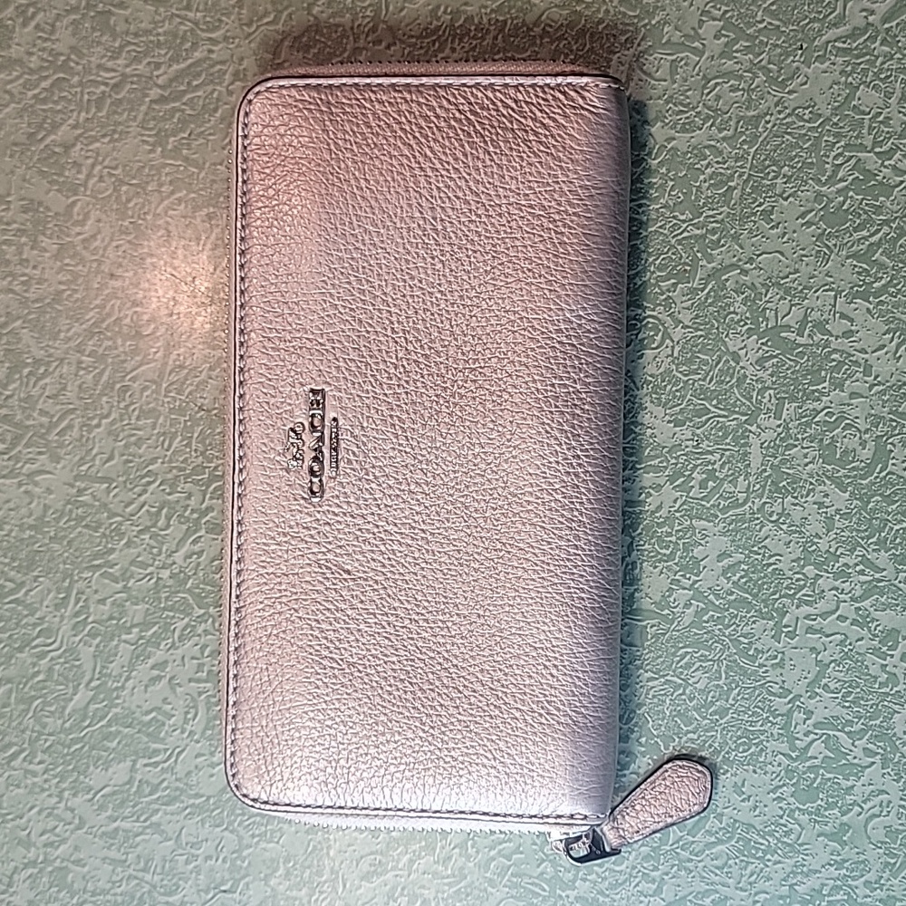 Coach Women's Zip Around accordion Wallet in Pebbled Leather Metallic silver - Picture 1 of 14